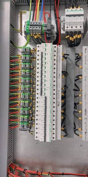 لوحات كهربائية